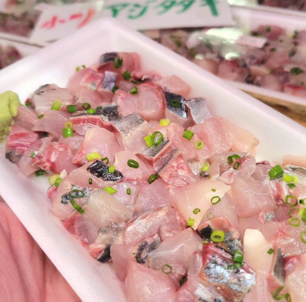 見るからに美味しそう！サスエ前田魚店で売っている鯵のタタキ